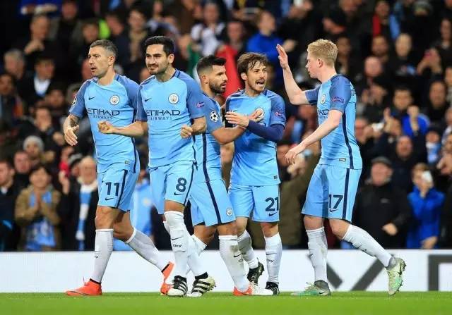 重庆两江新区十联屏打出多个宣传语，庆祝重庆铜梁龙冲超成功